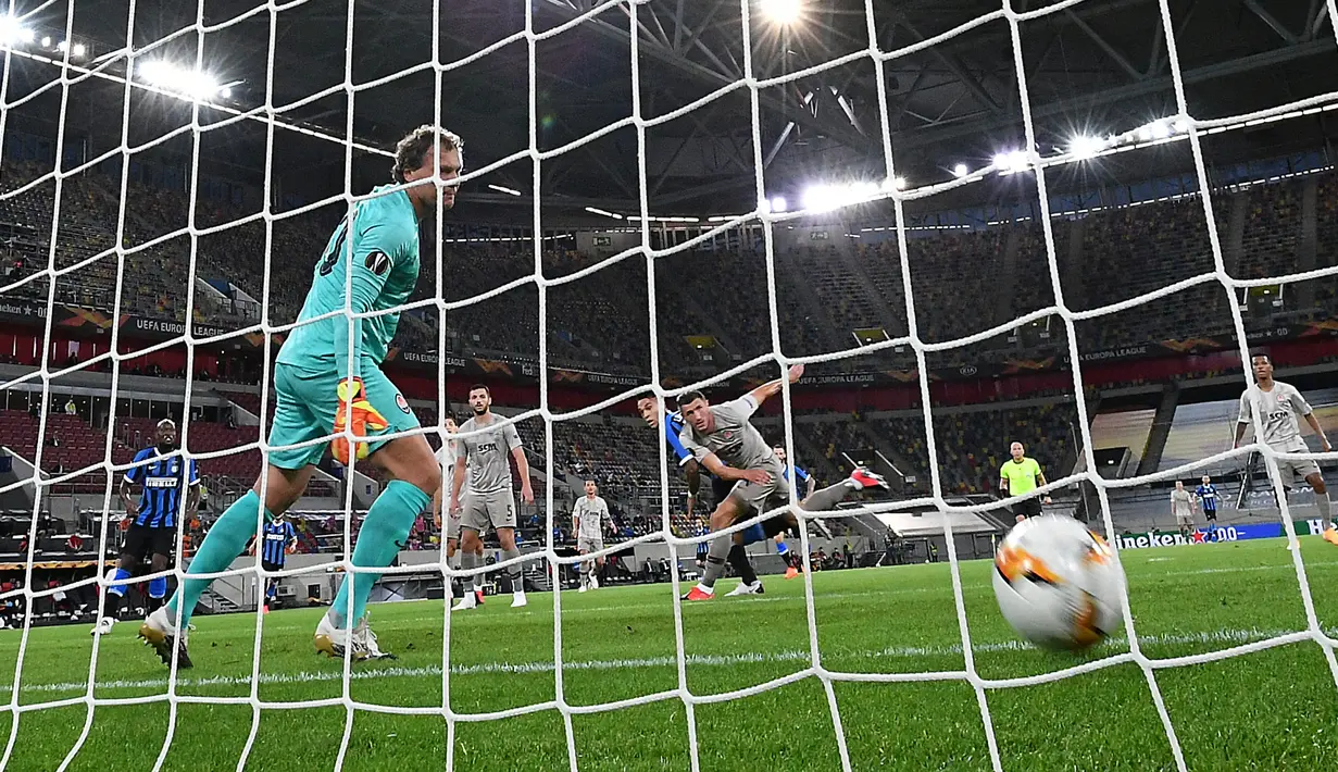 Penyerang Inter Milan, Lautaro Martinez (ketiga kanan) mencetak gol ke gawang Shakhtar Donetsk pada pertandingan semifinal Liga Europa di Dusseldorf Arena, Senin (17/8/2020). Bungkam Shakhtar Donetsk 5-0, Inter tantang Sevilla di final Liga Europa musim 2019/20. (Sascha Steinbach, Pool Photo via AP)