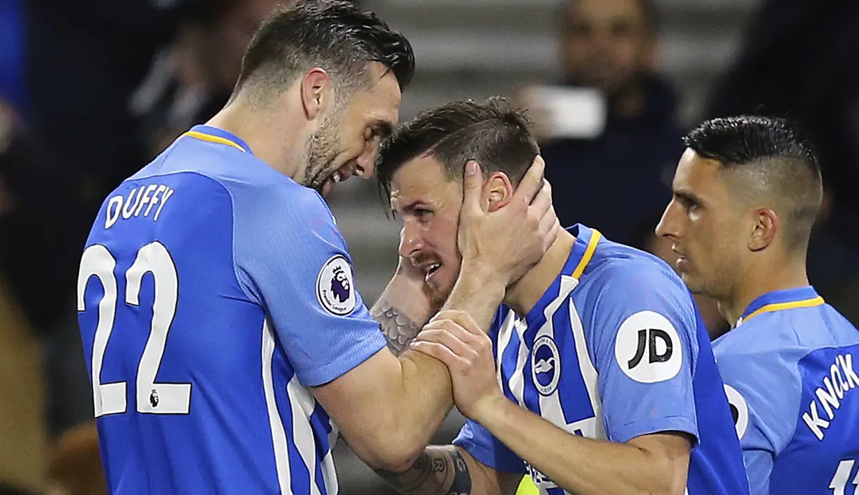 Para pemain Brighton merayakan gol Pascal Gross ke gawang Tottenham pada lanjutan Premier League di AMEX Stadium, Brighton, (17/4/2018). Tottenham bermain imbang 1-1 lawan Brighton. (Gareth Fuller/PA via AP)