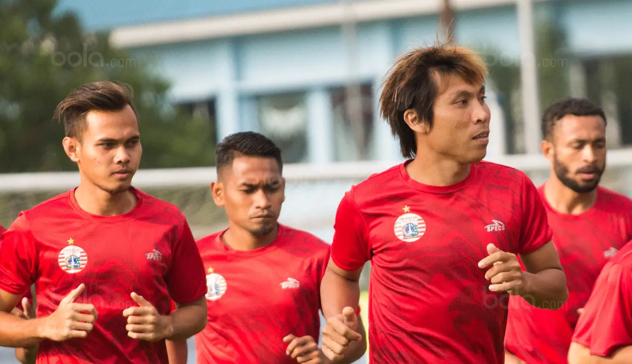 Gelandang Persija Jakarta, Asri Akbar, berlari ringan saat latihan di Lapangan Sutasoma, Jakarta, Rabu (31/1/2018). Latihan ini merupakan persiapan jelang babak delapan besar Piala Presiden. (Bola.com/Asprilla Dwi Adha)