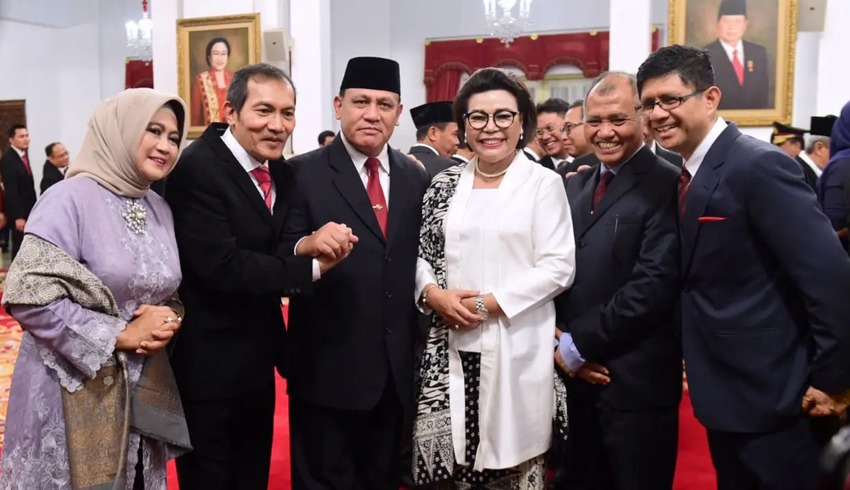 Ketua KPK periode 2019-2023 Firli Bahuri (ketiga kiri) berpose bersama pimpinan KPK 2015-2019 usai pelantikan di Istana Negara, Jakarta, Jumat (20/12/2019). Upacara pelantikan lima pimpinan KPK periode 2019-2023 dipimpin langsung Presiden Joko Widodo. (Foto: Biro Pers Setpres)