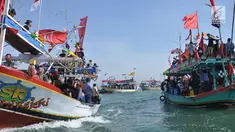 Nelayan Desa Sendang Sikucing Kendal, Jawa Tengah melakukan ritual pesta laut  dengan berdoa bersama di muara pantai, Minggu (7/10). Dalam ritual ini para nelayan kemudian melarung kepala kerbau di  tengah laut. (Liputan6.com/Gholib)