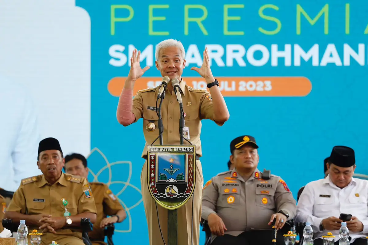Gubernur Jawa Tengah Ganjar Pranowo saat meresmikan SMK Arrohmaniyah yang terletak di Desa Kanoman, Kecamatan Pamotan, Kabupaten Rembang. (Istimewa)