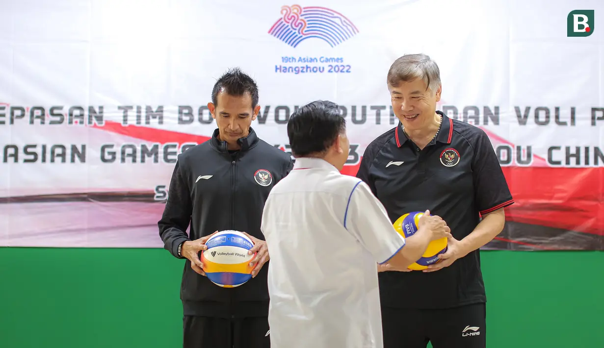 <p>Ketua Umum PBVSI, Imam Sudjarwo (tengah) memberikan bola voli kepada pelatih Timnas Bola Voli Indoor Putra Indonesia, Jeff Jiang Jie (kanan) dan pelatih Timnas Bola Voli Pantai Indonesia, Agus Salim saat pelepasan Timnas Bola Voli Indonesia untuk Asian Games 2022 Hangzhou di Padepokan Voli Jenderal Kunarto, Sentul, Bogor, Kamis (14/09/2023). (Bola.com/Bagaskara Lazuardi)</p>