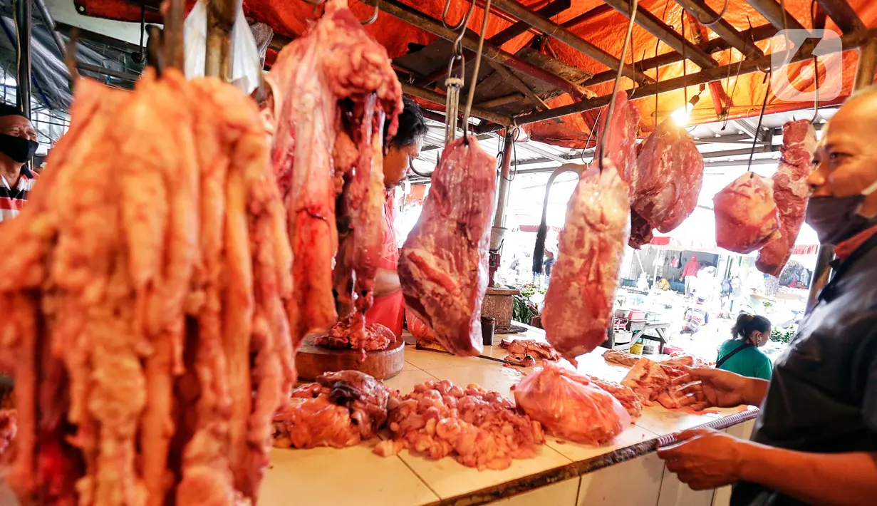 Seorang pria membeli daging sapi di Pasar Kebayoran Lama, Jakarta, Sabtu (16/5/2020). Permintaan daging sapi jelang Idul Fitri meningkat hingga 50 persen daripada hari biasa  mengakibatkan harga naik dari rata-rata Rp100 ribu per kilogram menjadi Rp120 ribu per kilogram. (Liputan6.com/Johan Tallo)