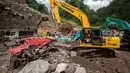 Beberapa alat berat dikerahkan untuk mengevakuasi puluhan truk yang terkubur di pasir setelah longsor lumpur akibat hujan dari Gunung Merapi di Sungai Senowo, Magelang, Jawa Tengah pada Rabu 4 Maret 2026. Banjir lahar dingin dari Gunung Merapi menerjang Sungai Senowo di Kabupaten Magelang, Jawa Tengah. (Devi Rahman/AFP)