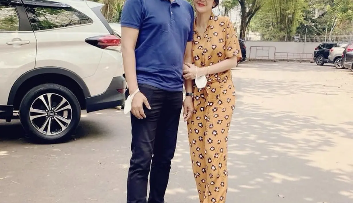 Uut pun tampak santau mengenakan pakaian set drngan motif bungan didominasi warna cokelat. Topi dan sneakers pun mempertegas gaya santainya. (@uutpermatasari)