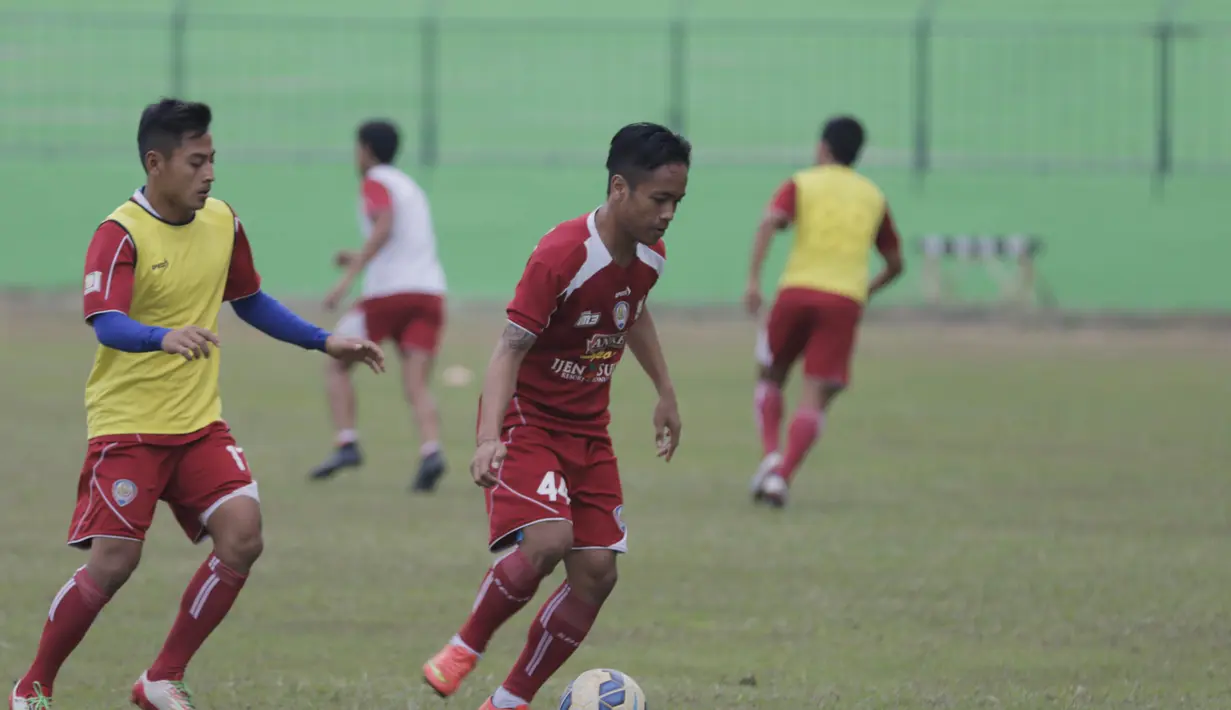 Pemain Arema Cronus, I Gede Sukadana berusaha melewati Samsul Arif saat latihan jelang leg kedua semi final Piala Presiden melawan Sriwijaya F.C di Stadion Gajayana, Malang, Rabu (7/10/2015). (Bola.com/Vitalis Yogi Trisna)