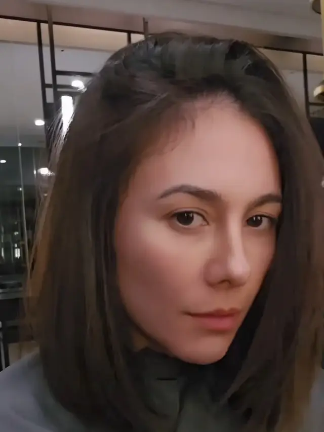 Wulan Guritno dengan rambut pendek tanpa poni. [@wulanguritno]