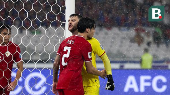 Kevin Diks dan Maarten Paes dalam pertandingan Timnas Indonesia kontra Jepang pada Kualifikasi Piala Dunia 2026 di Stadion Utama Gelora Bung Karno (SUGBK), Jumat (15/11/2024). (Bola.com/Abdul Aziz)