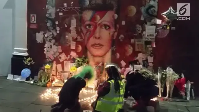 Untuk mengenang dan memberikan penghormatan, penggemar David Bowie berkumpul dan menyayikan lagu miliknya.