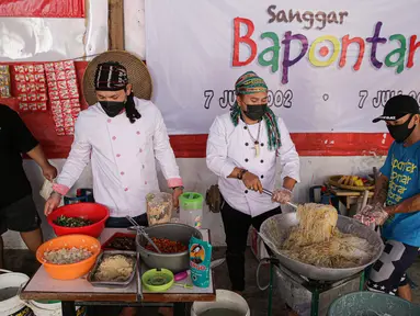 Relawan memasak makanan di dapur umum peduli COVID-19 di kawasan Karet Semanggi, Jakarta, Selasa (13/7/2021). Warga Karet Semanggi mendirikan dapur umum untuk membantu mereka yang sedang isolasi mandiri dan terdampak kebijakan PPKM Darurat. (Liputan6.com/Faizal Fanani)