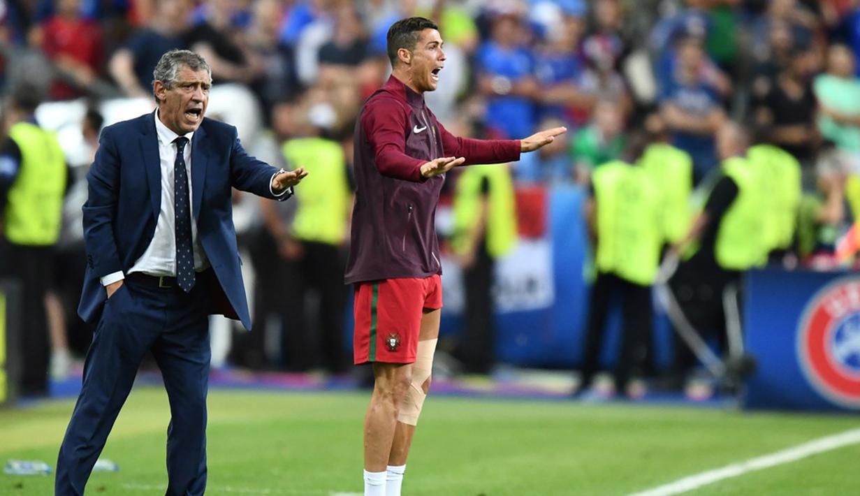 Striker Portugal, Cristiano Ronaldo, memberikan instruksi kepada rekan-rekannya pada laga final Piala Eropa 2016 melawan Prancis di Stade de France, Saint-Denis, Senin (11/7/2016) dini hari WIB. (AFP/Franck Fife)