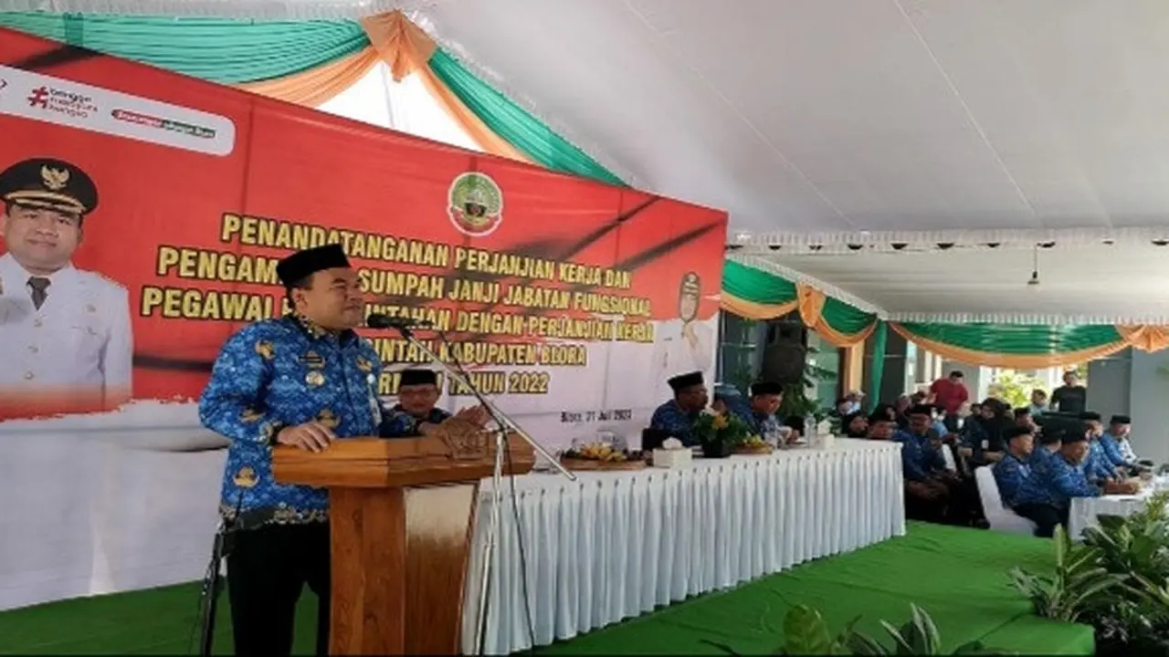Bupati Blora Arief Rohman saat memberikan sambutan seusai pelantikan dan sumpah janji jabatan fungsional ASN PPPK di halaman Dinas Pendidikan Kabupaten Blora, Jawa Tengah. (Liputan6.com/Ahmad Adirin)