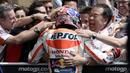 Pebalap Repsol Honda, Marc Marquez, merayakan kemenangannya pada MotoGP Austin di Texas, Amerika Serikat, Senin (11/4/2016) dini hari WIB. Pebalap Spanyol itu mencatatkan waktu 43 menit 57,945 detik. (EPA/Paul Buck)