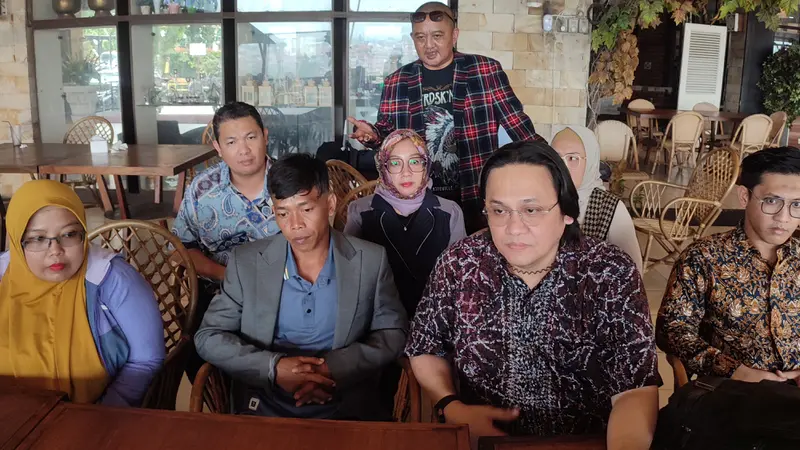 Sadikun dan kuasa hukumnya, Farhat Abbas, di Kota Bogor, Jumat (14/6/2024). (Liputan6.com/Achmad Sudarno)