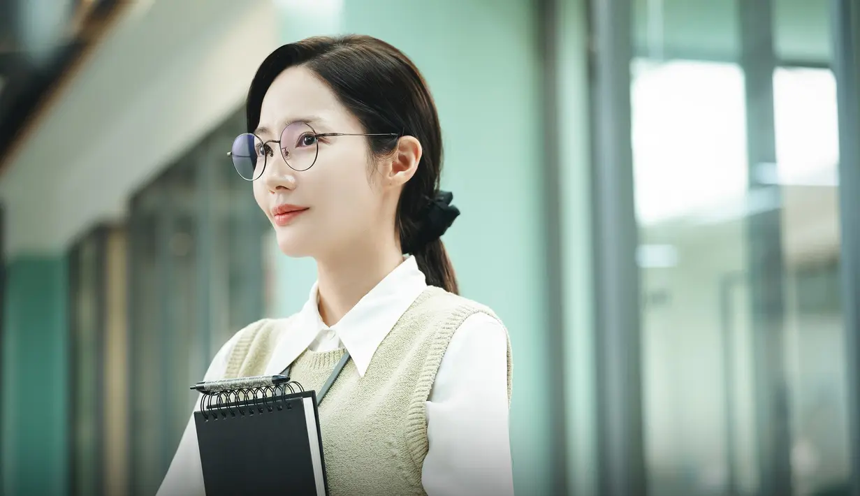 Dalam siklus pertama kehidupannya, Kang Ji Won hidup dengan terinjak-injak yang membiarkan suaminya, Park Min Hwan, melakukan apa pun yang diinginkannya. (Foto: Instagram/ tvn_drama)