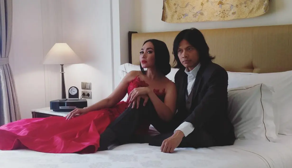 "Dia melengkapi hidupku, tak selalu mulus tapi justru ketidaksempurnaan hidup berumah tangga bersama dia lah akhirnya banyak sekali perjalanan hidup yang kudapatkan," tulis Armand Maulana. (Foto: instagram.com/dewigita01)