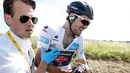 Tom Dumoulin pembalap asal Belanda (kanan) dibawa petugas usai menjadi korban kecelakaan yang melibatkan puluhan pebalap sepeda saat babak ketiga Tour de France dari Anvers ke Huy di Belgia, Senin (6/7/2015). (REUTERS/Eric Gaillard)