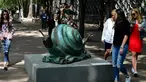 Pengunjung melihat patung "Snail dan Angel" saat pameran "Salvador Dali: Urban Dreams" di Mexico City, Selasa (14/3). Patung-patung tersebut adalah karya seniman asal spanyol yang bernama Salvador Dali. (AFP PHOTO / RONALDO SCHEMIDT)