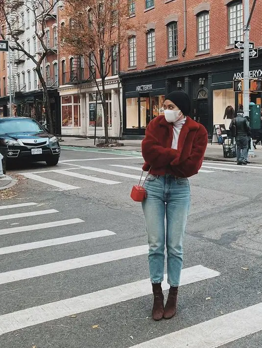 Ayudia sudah cukup lama berada di Amerika Serikat bersama suami dan anaknya. Dipenghujung tahun ini, ia pun memposting ootd dirinya mengenakan jaket maroon yang tampak hangat. Tampilannya cukup casual dengan celana denim skinny dan sepatu boots cokelat. @ayudiac