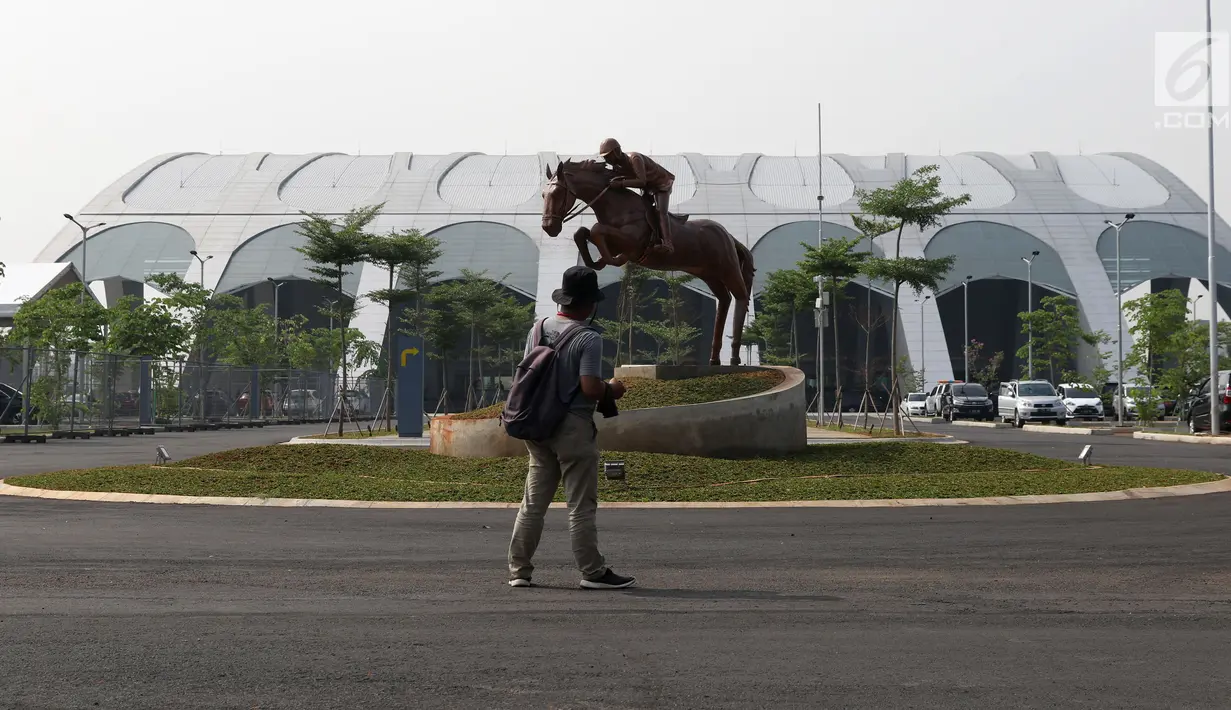 Pewarta melihat-lihat di salah satu pintu masuk kawasan Jakarta International Equestrian Park Pulomas, Jakarta, Kamis (2/8). JIEPP akan menjadi venue tiga cabang equestrian Asian Games 2018. (Liputan6.com/Helmi Fithriansyah)