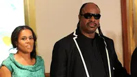 Stevie Wonder dan Kai Millard (abclocal.go.com)