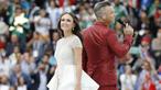 Penyanyi Rusia, Aida Garifullina, duet bersama penyanyi Inggris, Robbie Williams, saat pembukaan Piala Dunia di Stadion Luzhniki, Moskow, Kamis (14/6/2018). Laga pembuka Piala Dunia 2018 mempertemukan Rusia melawan Arab Saudi. (AP/Antonio Calanni)