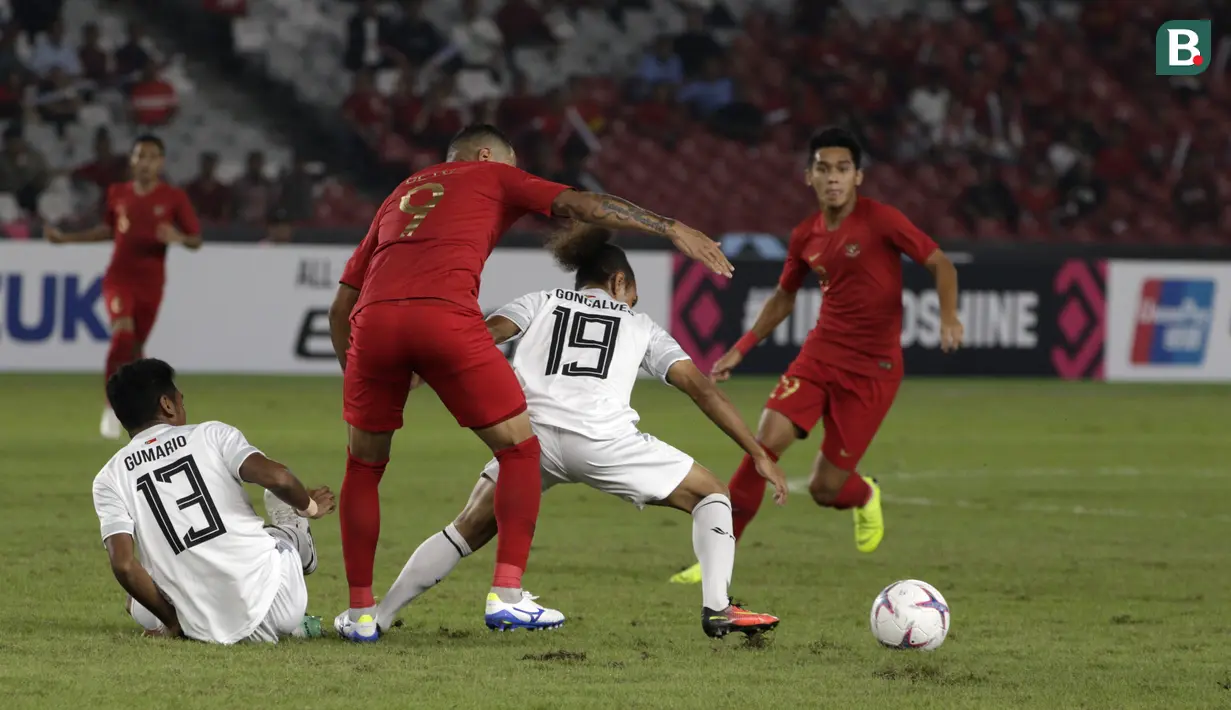 Striker Timnas Indonesia, Beto Goncalves, berusaha merebut bola saat melawan Timor Leste pada laga Piala AFF 2018 di SUGBK, Jakarta, Selasa (13/11). (Bola.com/Yoppy Renato)