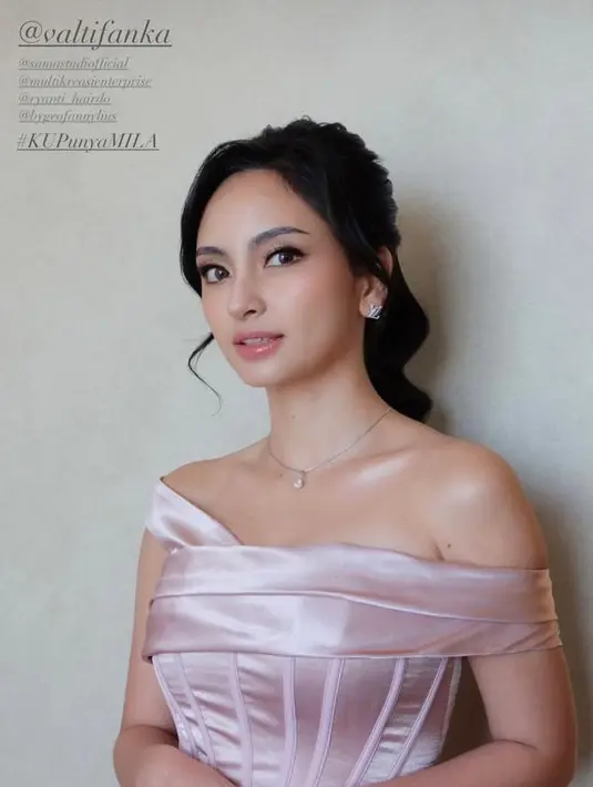 Valerie Tifanka pun memilih siluet off-the-shoulder dress yang cantik. Rambutnya ditata pony-tail menyisakan beberapa bagian rambut di depan. [Foto: IG/valtifanka].