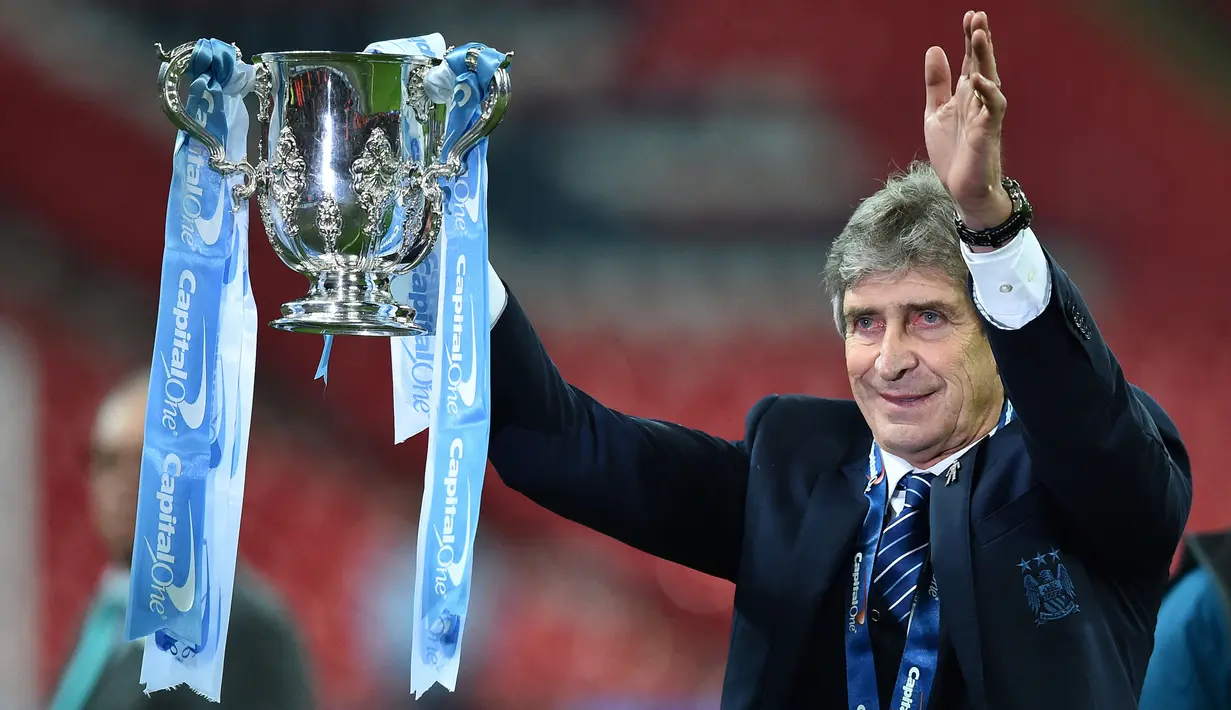 Manchester City, Manuel Pellegrini memegang trofi Carabao Cup 2015/2016 setelah mengalahkan Liverpool pada laga final yang berlangsung di Wembley Stadium, London, 28 Februari 2016. The Cityzens menang dengan skor 4-2 melalui babak adu penalti. (AFP/Ben Stansall)