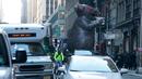 Balon tikus raksasa berjalan di tengah kota untuk diletakkan di luar kantor perusahaan sebagai simbol protes di New York, Kamis (26/12/2019). Serikat pekerja Amerika telah menggunakan balon tikus  untuk menyoroti praktik perburuhan yang tidak adil sejak 1990-an. (TIMOTHY A. CLARY/AFP)