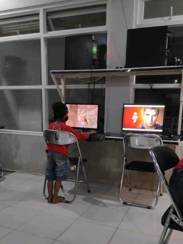 potret absurd di warnet