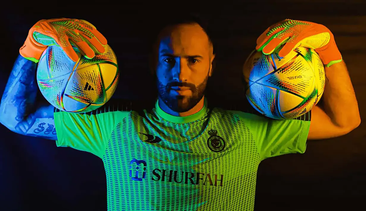 David Ospina. Kiper Kolombia berusia 34 tahun ini baru saja bergabung dengan Al-Nassr FC pada awal musim 2022/2023 setelah meninggalkan Napoli dengan status bebas transfer dan terikat kontrak hingga Juni 2024. Bersama Al-Nassr FC musim ini ia telah tampil dalam 10 laga dengan torehan 5 kali clean sheet dan baru kebobolan 5 gol. (Al-NassrFC)
