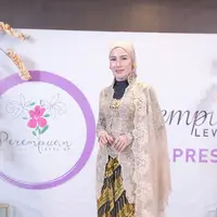 Shandy Purnamasari memberikan penghargaan kepada 10 Perempuan Mandiri di Hari Kartini