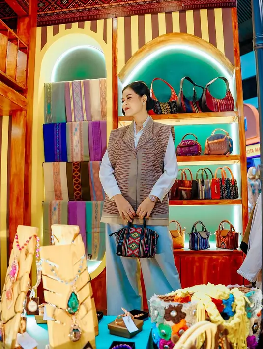 Aksesori menjadi kunci dalam look ini. Tas yang dipilih tetap memiliki unsur tradisional dengan motif dan tekstur khas, namun dalam model yang lebih kasual dan compact, cocok untuk aktivitas dinamis.  [@ayanggkahiyang].