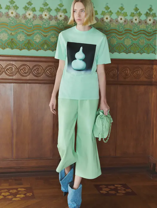 Nuansa warna monokrom yang indah, termasuk Pale Augbergine, Lime Green, Tea Dust, dan Pale Celadon. Foto: Document/LOEWE.