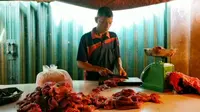 Salah satu penjual daging sapi segar di Pasar Pusat Pekanbaru. (Liputan6.com/M Syukur)
