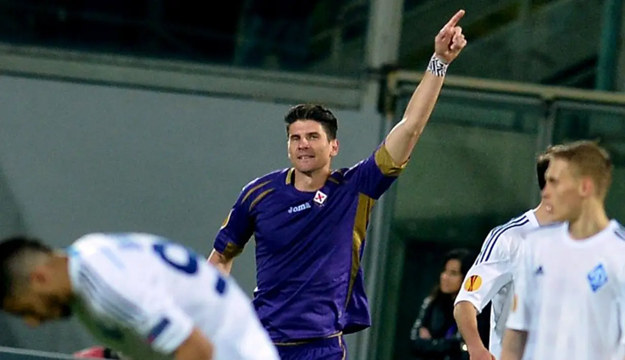 Penyerang Fiorentina, Mario Gomez (kanan) merayakan selebrasi usai mencatak gol ke gawang Dynamo Kiev pada leg kedua 8 besar Liga Europa di Stadion Artemio Franchi, Jumat (24/4/2015). Fiorentina menang 2-0 atas Dynamo Kiev. (AFP PHOTO/Tiziana Fabi)