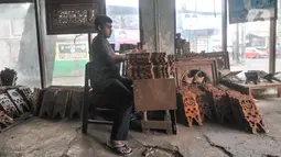 Pekerja menyelesaikan pembuatan rehal atau meja untuk Al-qur’an di Toko Mabruri 12, Klender, Jakarta, Rabu (13/4/2022). Harga rehal di toko ini dibanderol mulai dari Rp50.000 hingga Rp300 ribu per buah, tergantung ukuran dan jenis kayu. (merdeka.com/Iqbal S Nugroho)