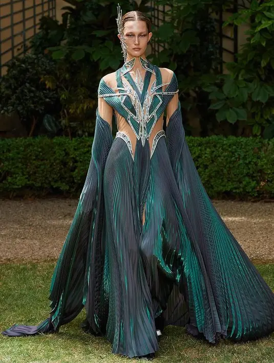 <p>Karyanya berpadu apik saling melengkapi menghadirkan satu kesatuan yang menghipnotis para pengunjung. [Foto: Instagram/ Iris van Herpen]</p>