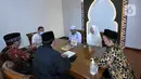 Pasangan Dewi dan Dinar saat melangsungkan pernikahan di KUA Kecamatan Meteng, Jakarta, Selasa (22/02/2022). Sejumlah pasangan sengaja melangsungkan pernikahan pada hari ini yang memiliki tanggal, bulan, dan tahun unik yakni 22-02-2022. (Liputan6.com/Herman Zakharia)