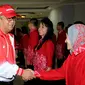 Sesmenpora, Alfitra Salam menyalami atlet PNS usai pelepasan kontingen Asean Civil Service Games 2015 di Wisma Kemenpora Jakarta, Rabu (11/11/2015). 55 atlet PNS dari berbagai instansi akan berlaga di ACSG 2015 Malaysia. (Liputan6.com/Helmi Fithriansyah)