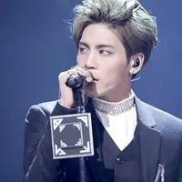 "Selama ini hidupku berat sekali. Tolong relakan aku pergi. Katakan padaku Aku sudah hidup baik selama ini. Ini pesan terakhirku," tulisnya. (foto: koreaboo.com)