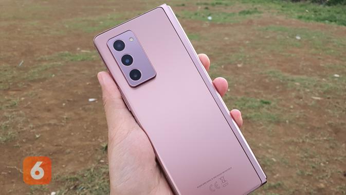 Bodi belakang Galaxy Z Fold ketika tengah dilipat (Liputan6.com/ Agustin Setyo W)