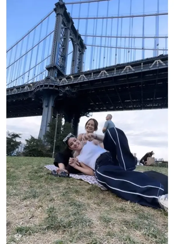 6 Potret Medina Dina Susul Enzy Storia ke Amerika Serikat, Lepas Rindu Sahabat