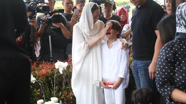 6 Potret Noah Sinclair di Pemakaman Sang Ayah, Sempat Tegar Hingga Tangisnya Pecah