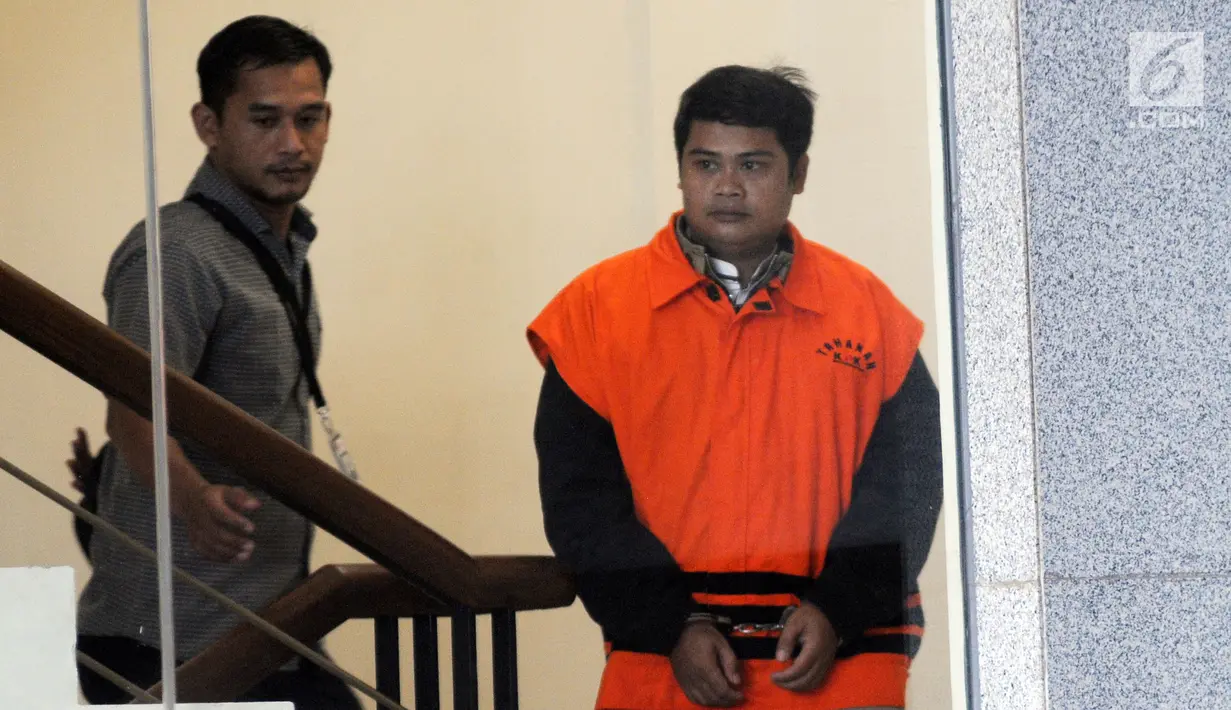 Tangan kanan mantan Bupati Labuhanbatu Pangonal Harahap, Umar Ritonga (kanan) tiba di Gedung KPK, Jakarta, Senin (29/7/2019). Umar Ritonga diperiksa sebagai tersangka terkait membawa lari uang Rp 500 juta dugaan suap proyek di lingkungan Pemda Labuhanbatu. (merdeka.com/Dwi Narwoko)