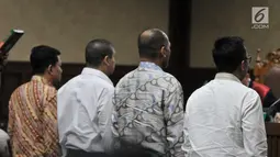 Menpora Imam Nahrawi (kanan) bersama saksi lain mengambil sumpah sebelum bersaksi di Pengadilan Tipikor, Jakarta, Senin (29/4/2019). Menpora hadir memenuhi panggilan sebagai saksi dalam sidang lanjutan kasus dugaan suap Dana Hibah KONI. (merdeka.com/Iqbal Nugroho)