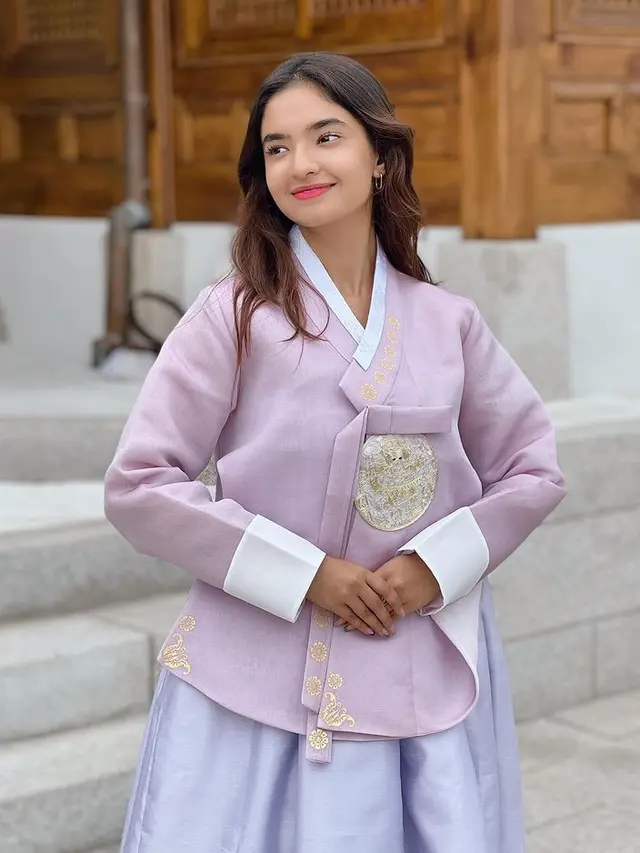 6 Potret Anushka Sen, Aktris Serial India yang Bakal Main di Drama Korea