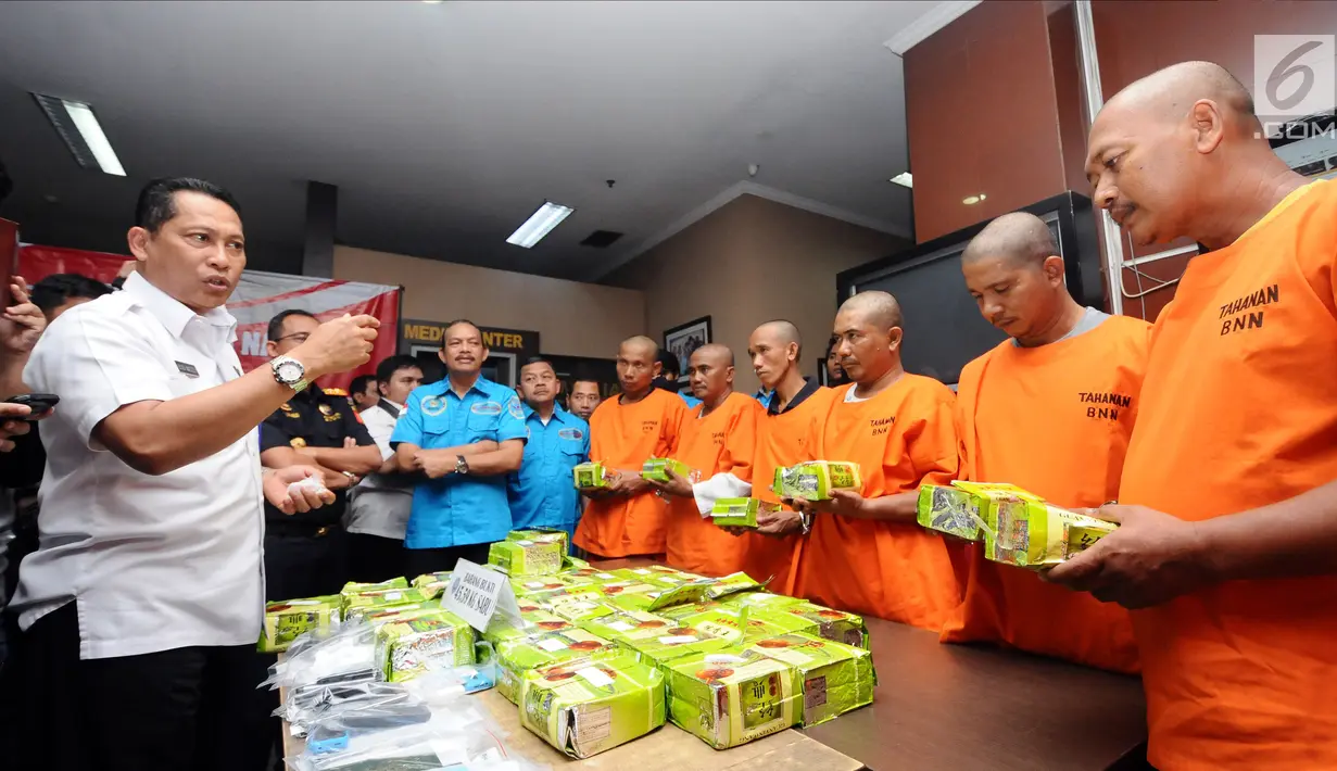 Kepala BNN, Komjen Pol Budi Waseso (kiri) mengintrograsi tersangka penyelundupan narkotika jenis sabu saat rilis di Jakarta, Kamis (20/7). BNN menyita 44 bungkus sabu seberat 45,59 kg dari delapan orang tersangka. (Liputan6.com/Helmi Fithriansyah)